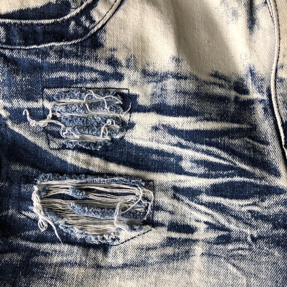 Sale❣️NEW! Distressed Denim Shorts 💗 - Picture 3 of 4